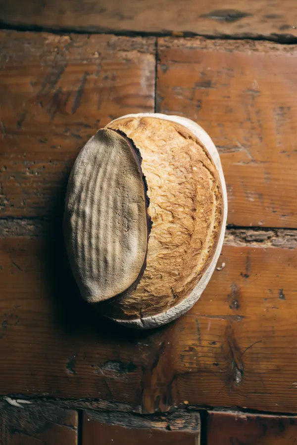 Pack Con Mucha Miga – Colección exclusiva de 7 panes artesanales de Cenador de Amós: incluye Pan de Pueblo, Pan de Pasas y Nueces, Pan de Semillas, dos unidades de Pan de Aceite, BizcochAMOS de Limón y Especias y Pan de Fiesta de Canela y Queso, creados en el alma del restaurante más premiado de España.