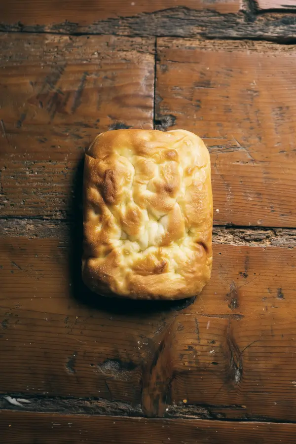Pack Con Mucha Miga – Colección exclusiva de 7 panes artesanales de Cenador de Amós: incluye Pan de Pueblo, Pan de Pasas y Nueces, Pan de Semillas, dos unidades de Pan de Aceite, BizcochAMOS de Limón y Especias y Pan de Fiesta de Canela y Queso, creados en el alma del restaurante más premiado de España.