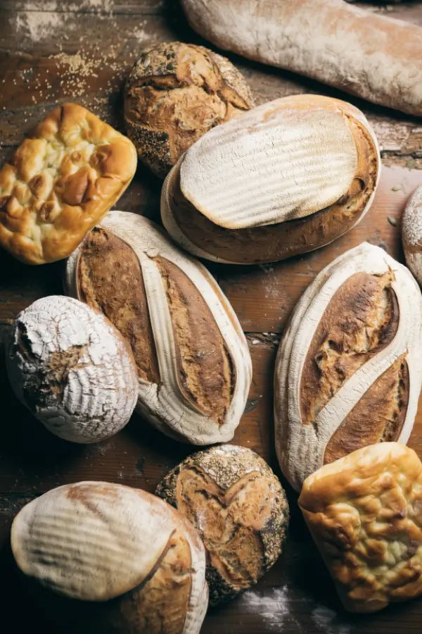 Pack Con Mucha Miga – Colección exclusiva de 7 panes artesanales de Cenador de Amós: incluye Pan de Pueblo, Pan de Pasas y Nueces, Pan de Semillas, dos unidades de Pan de Aceite, BizcochAMOS de Limón y Especias y Pan de Fiesta de Canela y Queso, creados en el alma del restaurante más premiado de España.