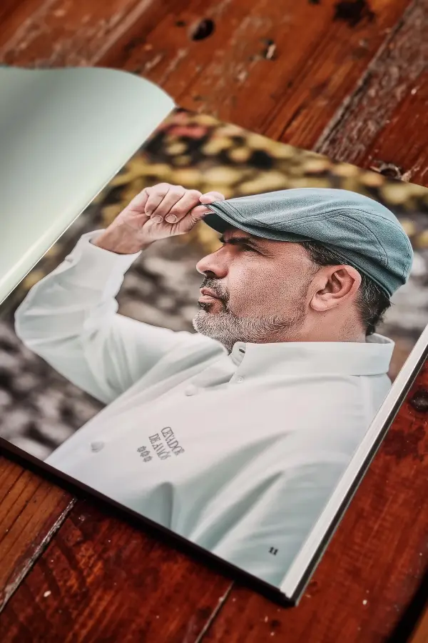 Libro Cenador de Amós – Edición de gran formato de 256 páginas con 63 creaciones y 350 elaboraciones, crónica de tres décadas de excelencia, hospitalidad y sostenibilidad en la gastronomía, respaldada por Dabiz Muñoz, Víctor de la Serna, Luis de Lezama y Manuel Villanueva.