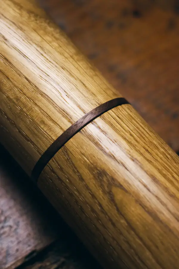 Molinillo Amós artesano en roble HR, elaborado a mano con madera de roble sostenible, con acabado natural y mecanismo cerámico CrushGrind® para moler sal, pimienta y especias.