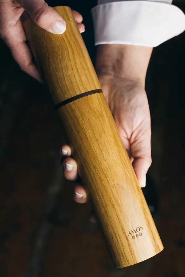 Molinillo Amós artesano en roble HR, elaborado a mano con madera de roble sostenible, con acabado natural y mecanismo cerámico CrushGrind® para moler sal, pimienta y especias.