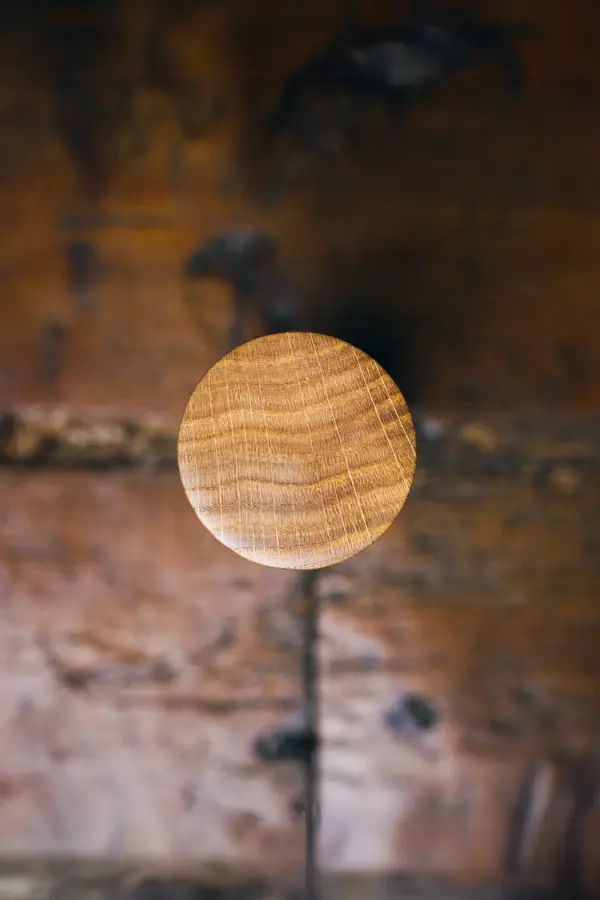 Molinillo Amós artesano en roble HR, elaborado a mano con madera de roble sostenible, con acabado natural y mecanismo cerámico CrushGrind® para moler sal, pimienta y especias.