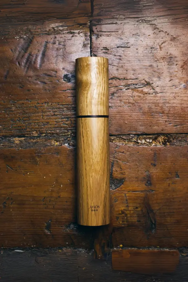 Molinillo Amós artesano en roble HR, elaborado a mano con madera de roble sostenible, con acabado natural y mecanismo cerámico CrushGrind® para moler sal, pimienta y especias.