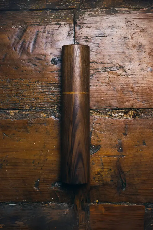 "Molinillo Amós artesano en nogal HN, diseñado y torneado a mano en madera de nogal americano sostenible, con acabado natural y mecanismo cerámico CrushGrind® para moler sal, pimienta y especias.