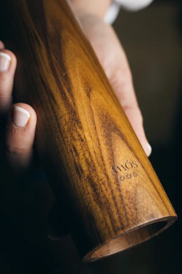 "Molinillo Amós artesano en nogal HN, diseñado y torneado a mano en madera de nogal americano sostenible, con acabado natural y mecanismo cerámico CrushGrind® para moler sal, pimienta y especias.