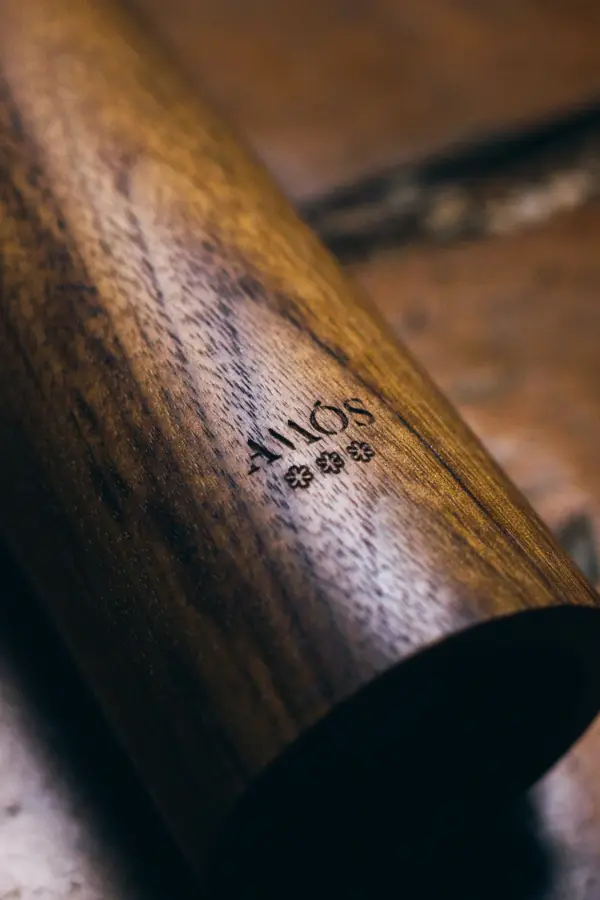 "Molinillo Amós artesano en nogal HN, diseñado y torneado a mano en madera de nogal americano sostenible, con acabado natural y mecanismo cerámico CrushGrind® para moler sal, pimienta y especias.