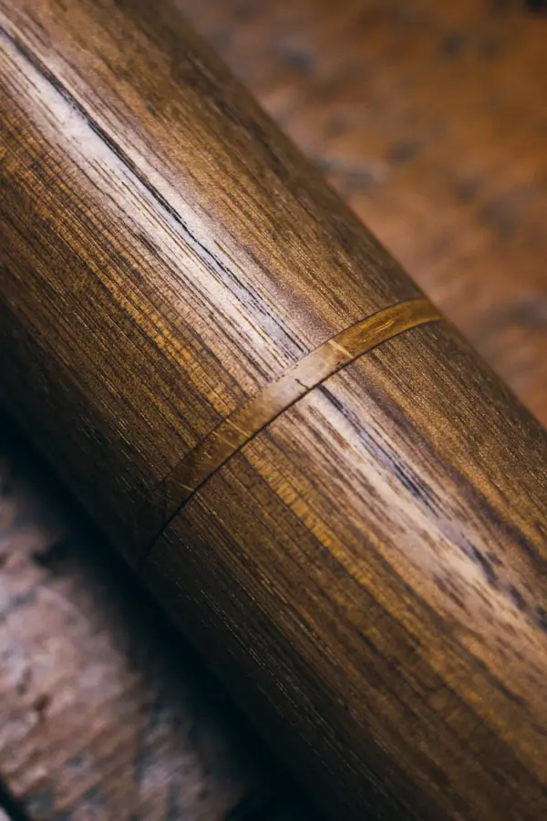 "Molinillo Amós artesano en nogal HN, diseñado y torneado a mano en madera de nogal americano sostenible, con acabado natural y mecanismo cerámico CrushGrind® para moler sal, pimienta y especias.