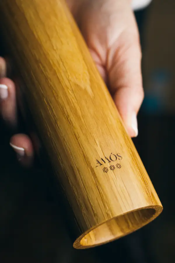 Molinillo Amós artesano en roble VR, diseñado a mano en robles sostenibles con acabado natural y mecanismo cerámico CrushGrind® para moler sal, pimienta y especias.