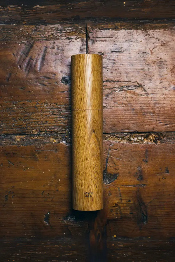 Molinillo Amós artesano en roble VR, diseñado a mano en robles sostenibles con acabado natural y mecanismo cerámico CrushGrind® para moler sal, pimienta y especias.
