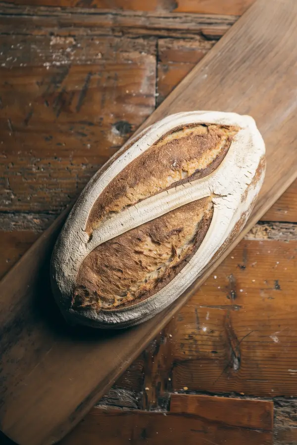 Pack Regalo Cumpleaños – Experiencia única con 7 productos artesanales del Cenador de Amós, premiado como el mejor pan de restaurante de España 2024.
