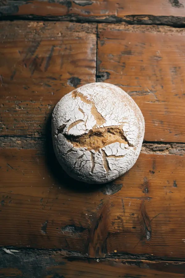Pack Regalo Cumpleaños – Experiencia única con 7 productos artesanales del Cenador de Amós, premiado como el mejor pan de restaurante de España 2024.