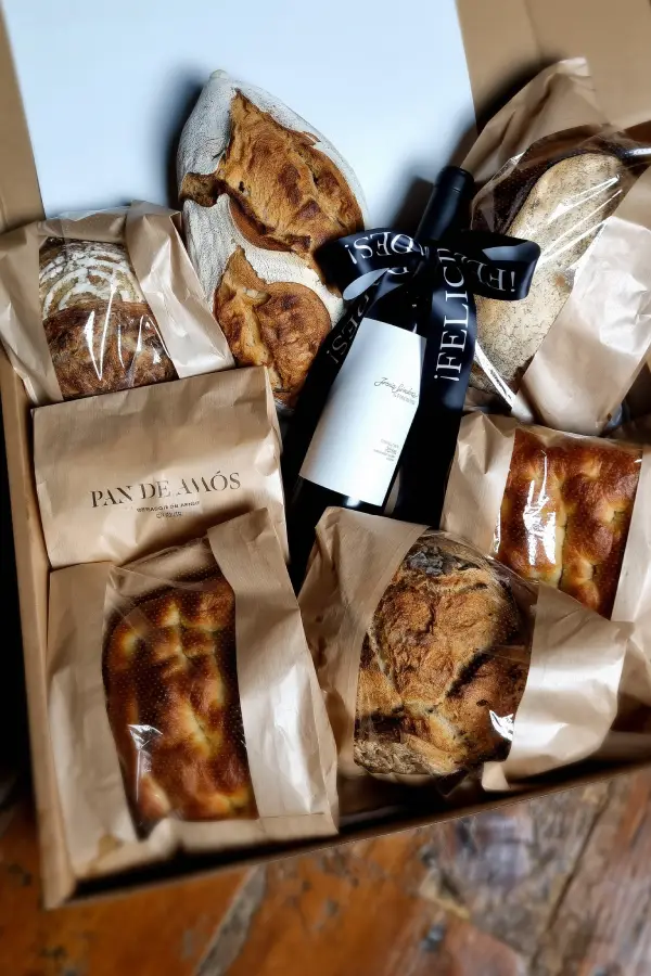 Pack Regalo Cumpleaños – Experiencia única con 7 productos artesanales del Cenador de Amós, premiado como el mejor pan de restaurante de España 2024.