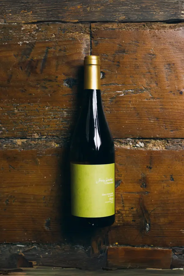 Pack Vino Manzanos by Jesús Sánchez – Trío de vinos DOCa Rioja: Blanco (51% Viura, 49% Chardonnay, 13% vol.), Tinto Crianza (50% Tempranillo, 40% Graciano, 10% Garnacha, 13.5% vol.) y Tinto Reserva (50% Tempranillo, 30% Graciano, 20% Garnacha, 14% vol.), cuidadosamente elaborados para reflejar la esencia del terruño.