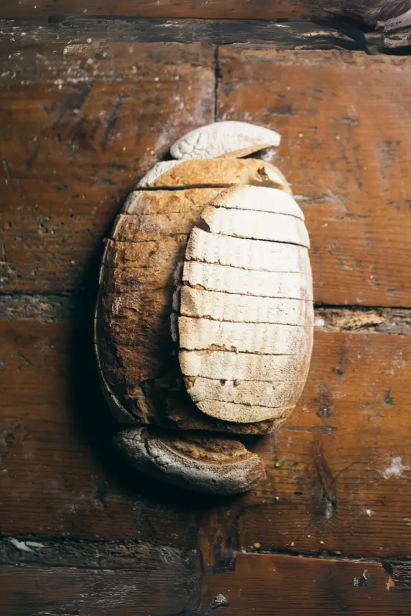 Pan Amós 1 kg – Pan artesano elaborado con harina de trigo ecológica molida a la piedra y masa madre, premiado como el mejor pan de España en 2024.