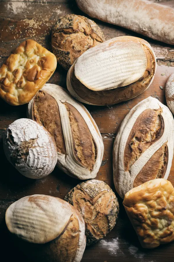 Pan Amós 1 kg – Pan artesano elaborado con harina de trigo ecológica molida a la piedra y masa madre, premiado como el mejor pan de España en 2024.