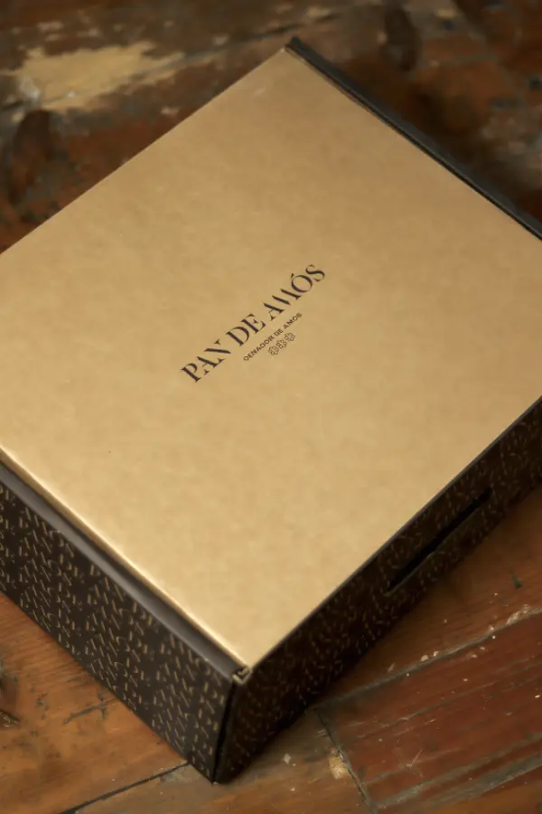 Pan de Pasas y Nueces 800 Gr – Pan artesanal con masa madre, miga crema y corteza dorada, enriquecido con nueces y uvas pasas, premiado en 2024.