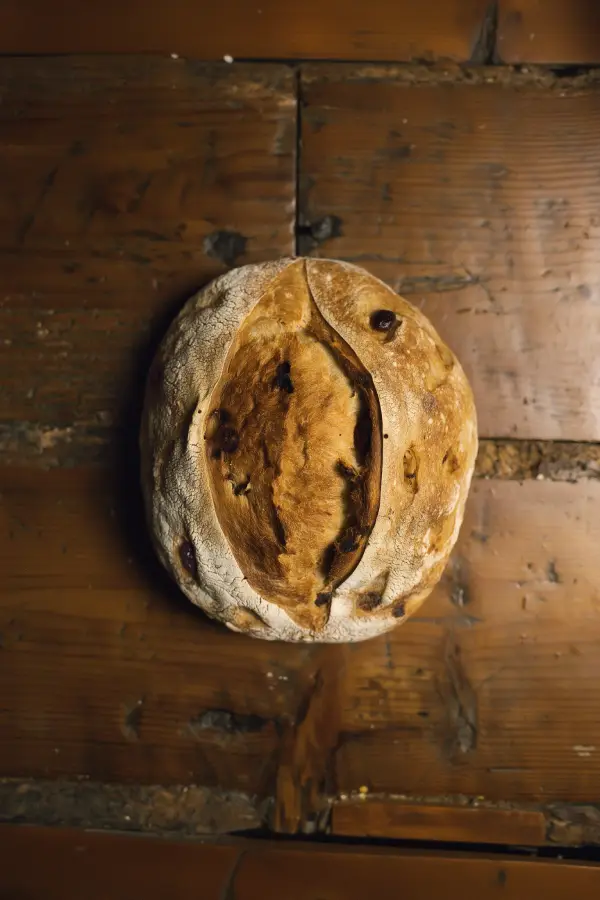Pan de Pasas y Nueces 800 Gr – Pan artesanal con masa madre, miga crema y corteza dorada, enriquecido con nueces y uvas pasas, premiado en 2024.